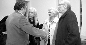 Almudena Cuadros -segunda por la izquierda- conversa ayer en la Fundación Díaz-Caneja con los poetas Marcelino García Velasco y José María Fernández Nieto, y la mujer de éste. / MERCHE DE LA FUENTE/
