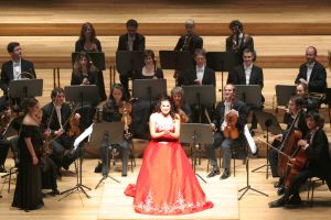 Cecilia Bartoli saluda al público del Centro Cultural Miguel Delibes, en un momento del concierto. / NACHO CARRETERO/