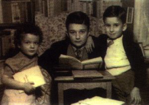 Michi, Juan Luis y Leopoldo María, los hijos de Leopoldo Panero./