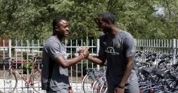 La dupla atacante del Real Valladolid, Ogbeche y Goitom, bromea después del entrenamiento matutino del conjunto blanquivioleta./ ARTURO POSADA/