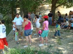 Unos vecinos participan en una reunión en el campo./ EL NORTE/