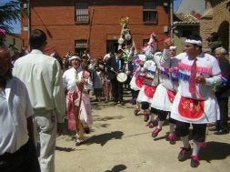 Los danzantes y la 'chiborra' ante la imagen de la virgen./ P. CRESPO/