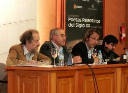 Eugenio Cobo, José Luis Puerto, Jesús Losada y Luis García Jambrina, de izquierda a derecha, durante la primera ponencia celebrada ayer en el Centro Cultural Provincial. / J. RUIZ/