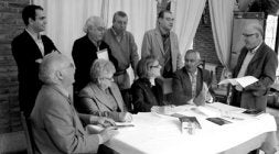 De pie y de izquierda a derecha Jorge González, Mariano García, Emiliano González y Germán Vega. Abajo, Jesús Andrea, Mercedes Rodríguez, José González y, de pie, Alfonso Hernández Martín. /J. P./