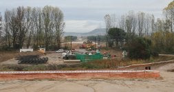 Obras de colocación de la plataforma de la futura vía de ancho ibérico junto a la carretera de Arcas Reales, que cruzará mediante un viaducto./ RAMÓN GÓMEZ/