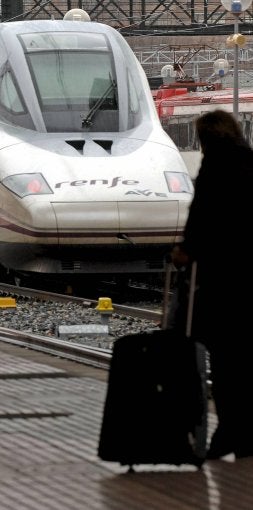 Un viajero, en la estación de Valladolid. / N. G,-EFE/