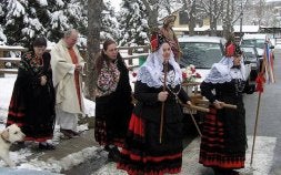 La mala meteorología no impidió que las águedas del Real Sitio de San Ildefonso también celebraran su fiesta, con una procesión que desfiló entre la nieve. / EL NORTE/