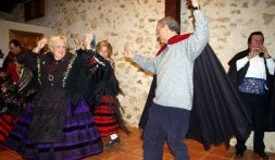 Baile durante la celebración de Santa Águeda. Las alcaldesas, en la iglesia de la localidad./ EL NORTE/
