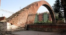 El arco seguirá en su sitio