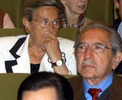 Jesús Hervella, junto a su mujer, en el pregón de Semana Santa del 2003 que ofreció Casilda Ordóñez./ MERCHE DE LA FUENTE/