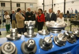 Begoña Hernández, segunda por la derecha, ayer, con Aurelio Rafael y Heliodoro Gallego./ M. DE LA FUENTE/