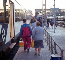 Varios pasajeros toman el tren playero a Santander. / EL NORTE/