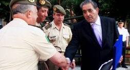 Aurelio Duque recibe el premio San Cristóbal que le entrega el director del centro, el teniente coronel Carlos Cantalejo./ ROSA BLANCO/