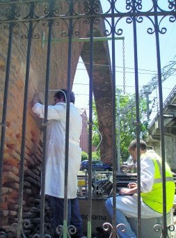 Los ingenieros realizan un ensayo de 'gato plano' para comprobar el estrés de la estructura./ J. S./