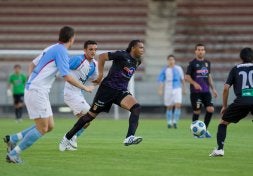 El centrocampista del Palencia Benjamín avanza con el balón controlado ante el acoso de varios jugadores gallegos. /OTTO ROCA - GECA SPORT/