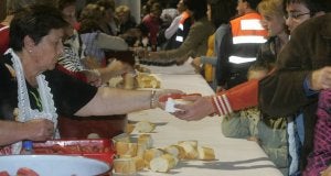 Reparto de las raciones de salchicha en la fiesta de Zaratán. / HENAR SASTRE/