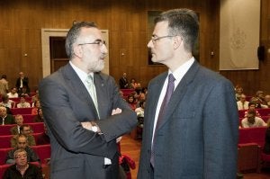 Carlos Sanz Mínguez conversa con Ricardo Martín Laguardia antes de la conferencia. / M. Á. SANTOS/