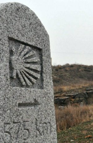 Mojón del Camino de Santiago a su paso por la provincia, enclavado en el barrio incorporado de Zamarramala. :: JAVIER SEGOVIA/
