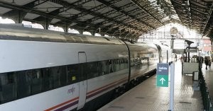Tren lanzadera del Ave, en la estación de Valladolid. :: HENAR SASTRE/