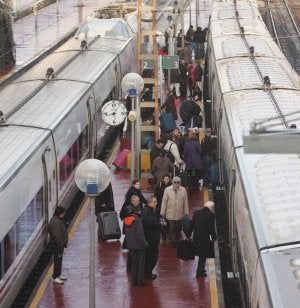 Pasajeros de un Alvia realizan un trasbordo forzoso el pasado 8 de enero. :: MIGUEL ÁNGEL SANTOS/