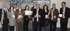 Los representantes de las joyas, Javier Casado, María Luisa Pérez, concejala de Tordesillas; Jaime Carlos Alonso, Manuel Luelmo, Natividad Villoldo, Fernando Romero, Crescencio Martín, Marta Maroto, Santiago Baeza y Félix Ángel Martín. ::
ANTONIO QUINTERO/