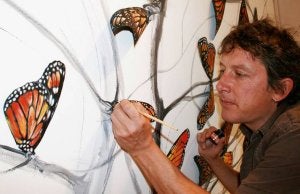 Moro trabaja en una de las obras dedicadas a la mariposa. ::
EL NORTE/