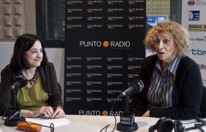 La periodista Angélica Tanarro y la escritora Elena Santiago, ayer en Punto Radio. ::
MIGUEL ÁNGEL SANTOS/