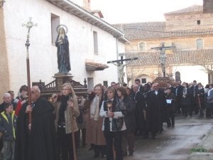 Los cofrades de San Roque y los vecinos de Villafrades portan a hombros sus imágenes de la Dolorosa y de los Cristos Crucificados en la procesión del Viernes Santo. ::
EL NORTE/
