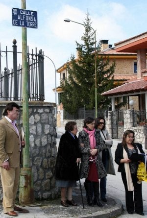 Familiares de Alfonsa de la Torre en el descubrimiento de la placa de la calle que lleva el nombre de la poetisa. ::
M. R./