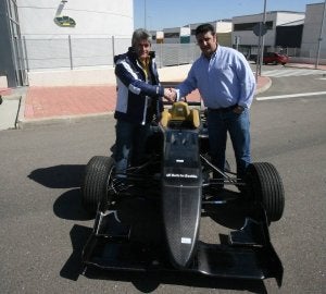 Alfonso Fernández, de Regueiro Motorsport, y David Carbajo posan con el nuevo F308. ::
G. VILLAMIL/