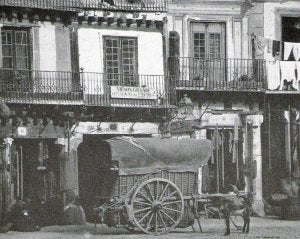 El Mesón Grande, en la Plaza Mayor, hacia 1871. ::
FOTO LAURENT/