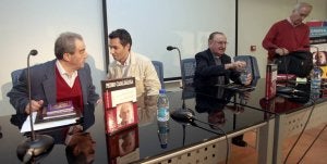 De izquierda a derecha, Benjamín Forcano; el vicerrector de La Yutera, Pedro Caballero; Nicolás Castellanos y Eduardo Lallana. :: M. DE LA FUENTE/
