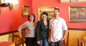 Beatriz Martínez, en el centro, acompañada de su madre, Puri López, y de su hermano David. ::
LEONOR RAMOS/