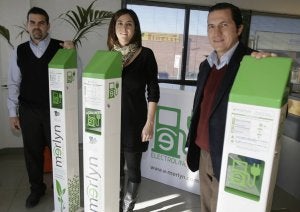José Aispuro, Isabel de la Cal y Adolfo de la Torre (de izda. a drcha.), con los puntos de recarga Merlyn fabricados por su empresa. ::
G. VILLAMIL/