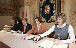 Juan José Mateos firma el programa con los directores de los centros educativos. :: L. PÉREZ-ICAL/