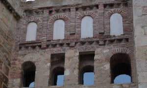 Huecos de la portada de la Puerta de San Andrés con las mallas antipalomas. ::
JAVIER SEGOVIA/