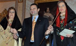 María Luz Bermejo y Marisol Gil reciben ayer el bastón de mando de manos del alcalde de la ciudad, Pedro Arahuetes. :: JAVIER SEGOVIA/