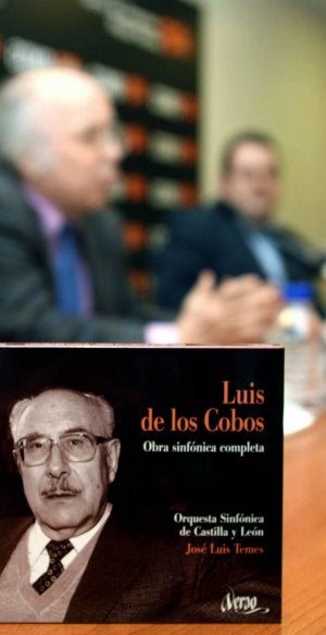 José Luis Temes presenta el CD de Luis de los Cobos (en primer término). ::
RUBÉN CACHO-ICAL/