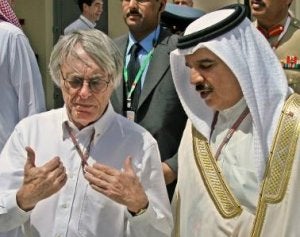 Ecclestone y el príncipe Isa al-Khalifa. :: H. I MOHAMMED-REUTERS/