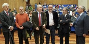 El exjefe de Gabinete de Suárez, Aurelio Delgado; el sindicalista Ángel Nieto; el expresidente de la Junta Demetrio Madrid; el periodista Luis M. de Dios, el rector Marcos Sacristán y el exministro Rodolfo Martín Villa. :: H. S./