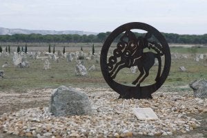 Estelas funerarias en la necrópolis de Las Ruedas, en el yacimiento vacceo de Pintia, del siglo IV antes de Cristo. :: HENAR SASTRE/