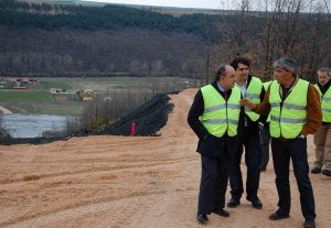 El delegado de la Junta habla con el alcalde sobre los accesos a lo que será el viaducto. ::
J. C. DIEZ/