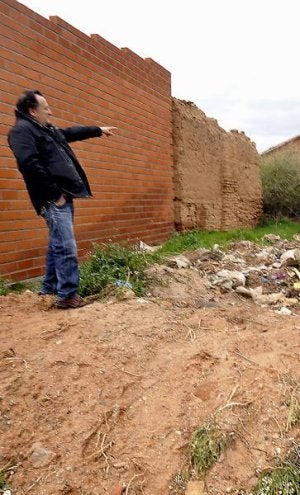 La víctima muestra el lugar del robo. ::
FRAN JIMÉNEZ/