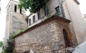Parte posterior de la iglesia de San Nicolás, con la puerta que da acceso al jardincillo por el que se accede a la torre desde el exterior. ::
ANTONIO TANARRO/