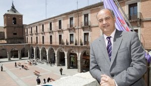 García Nieto se asoma al balcón de la alcaldía de Ávila antes de la entrevista. :: RAÚL HERNÁNDEZ/