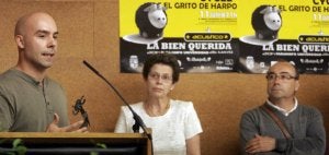 Roberto H. G., responsable de sonido del corto '¿Te vas?', recibe el premio Javier Santos, ante la mirada de los padres del periodista fallecido, Carmen González y Antonio Santos. ::
FOTOS DE VÍCTOR HERRERO/