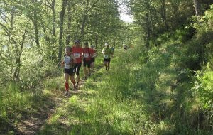Un grupo de corredores, encabezados por la veterana Carmen García Cuevas y Aitor Garmendia, ayer, durante la carrera. :: EL NORTE/