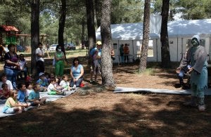 Sesión de cuentacuentos en los pinares de San Benito de Gallegos. ::
M. R./