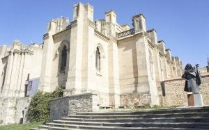 Basílica de Alba de Tormes, con la escultura de Santa Teresa. ::
M. BARROSO/