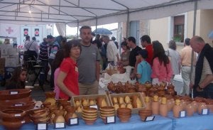 Uno de los puestos de cerámica instalado en Portillo en la Feria del año pasado. :: CAPELLÁN/